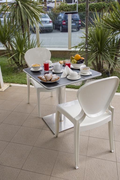 Hotel Vela D'Oro Riccione Exterior foto